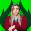 Mulher séria usando suéter vermelho e camisa azul, com fundo verde estilizado, transmitindo determinação e profissionalismo.