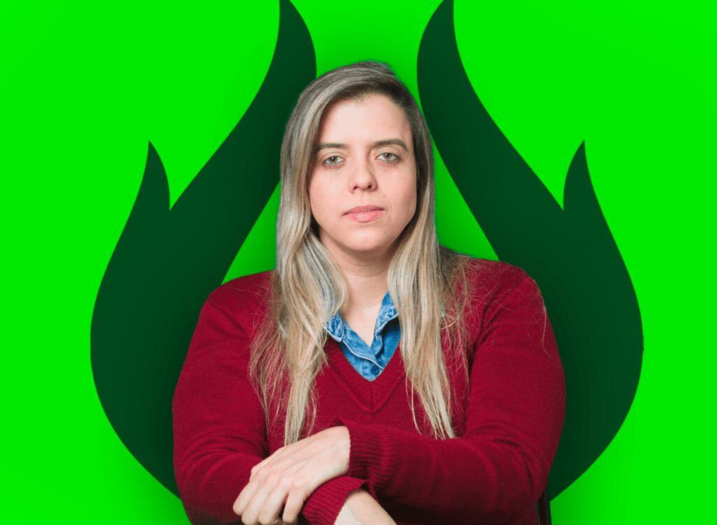 Mulher séria usando suéter vermelho e camisa azul, com fundo verde estilizado, transmitindo determinação e profissionalismo.