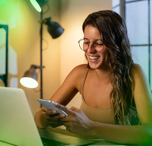 Jovem Trabalhando e Interagindo no Smartphone