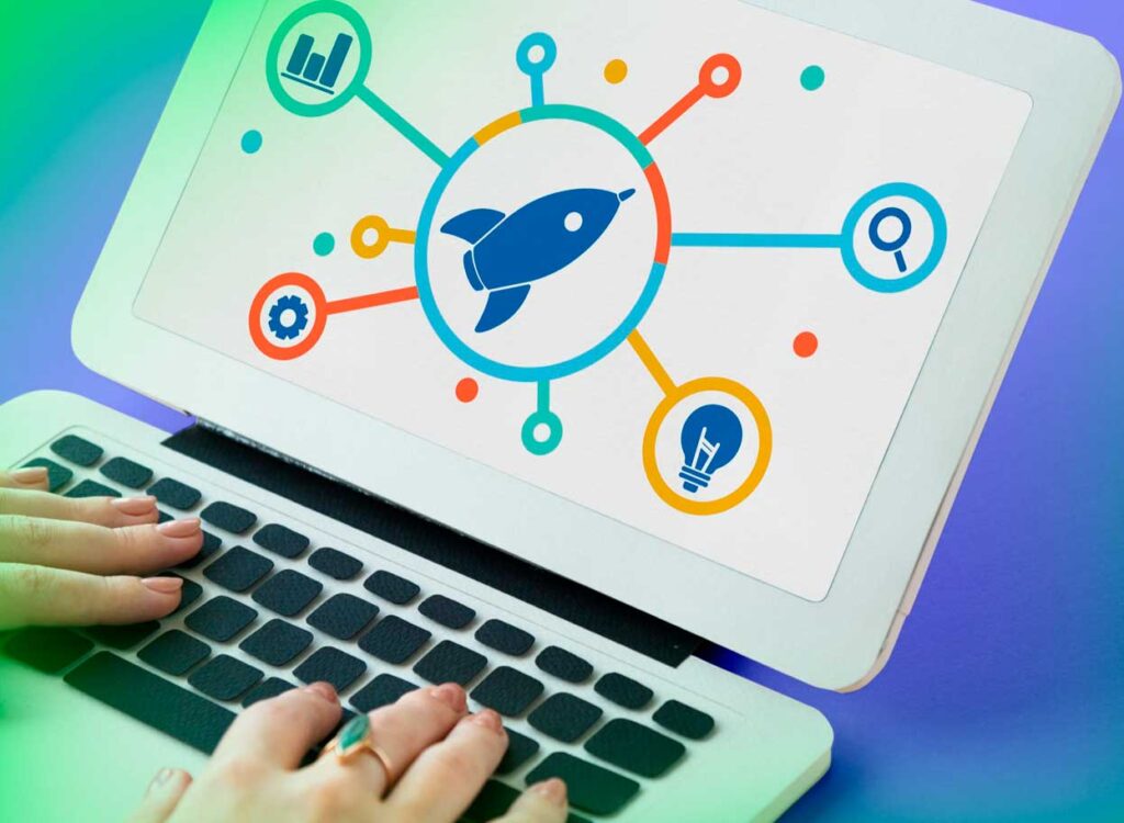 Laptop exibindo um gráfico com ícone de foguete no centro, conectado a ícones de análise, pesquisa, ideias e engrenagem, simbolizando o crescimento e inovação em estratégias de marketing digital.