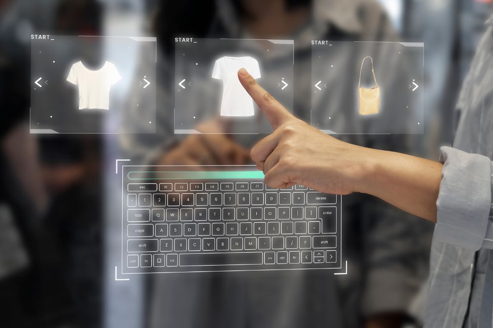 Pessoa interagindo com uma tela holográfica que exibe opções de roupas e acessórios, junto de um teclado virtual, representando uma experiência de e-commerce futurista.